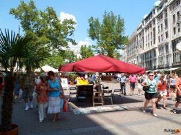 turisták sétálnak a téren