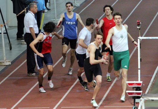 A junior csúcsos futó 4X400m-es váltó első váltása – Móricz Bálint és Kemény Dávid  váltanak