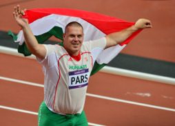 Pars Krisztián a magyar zászlóval