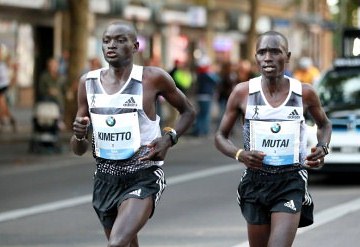 Kipsang maratoni idejét mutatja