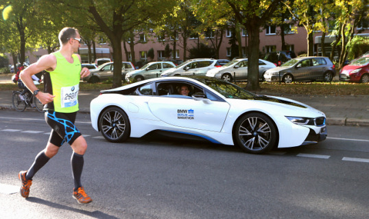 BMW lefutása. Maratoni futó leelőzi a BMW-t.