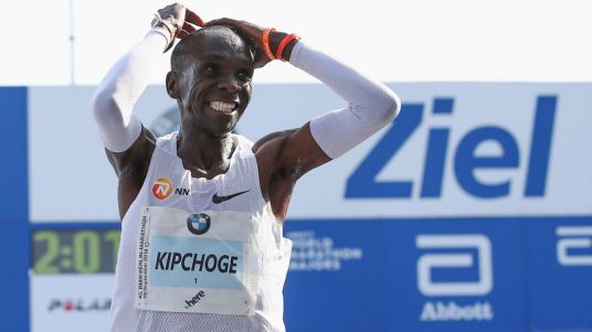 Eliud Kipchoge maratoni világcsúcsát ünnepli