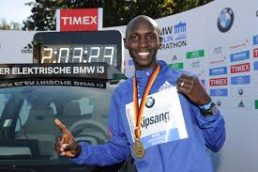 Kipsang maratoni idejét mutatja