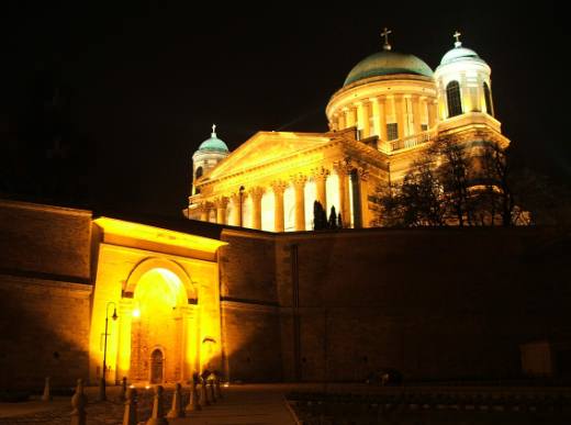 Sttkapu Esztergom Bazilika a Telhiholdfutam rajtjnak helyszne