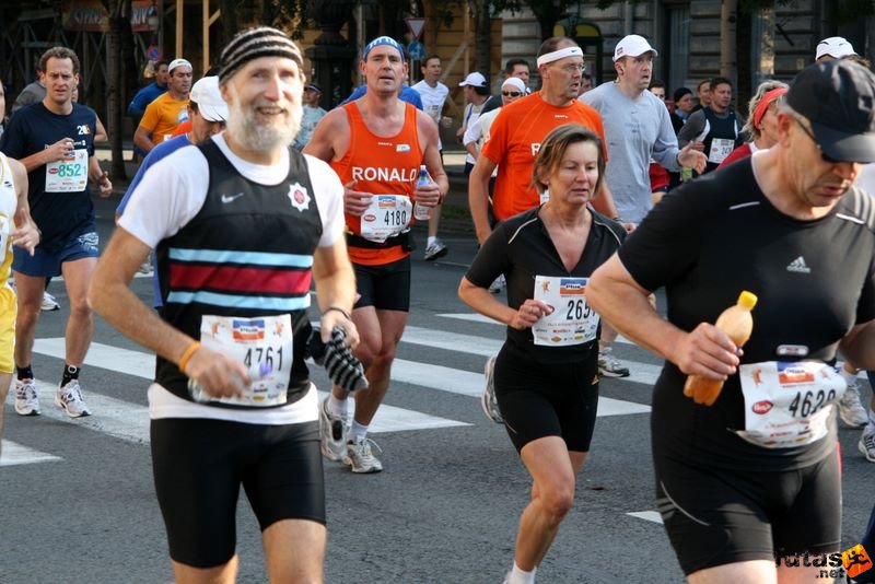 Budapest Marathon in Hungary, budapest marathon runners 9025.jpg