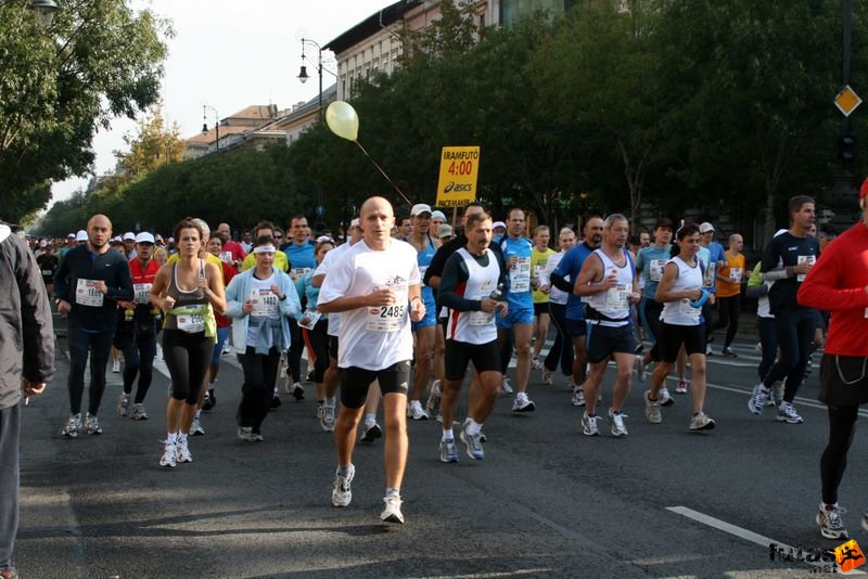 Budapest Maraton 4 órás iramfutók sárga lufi Plus Budapest Marathon, 4 órás iramfutók sárga lufi
