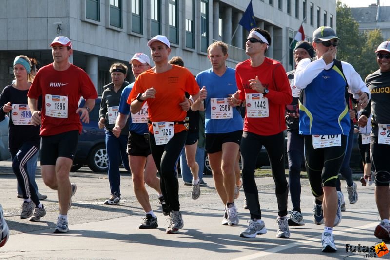 Budapest Marathon in Hungary, budapest marathon runners 9129.jpg