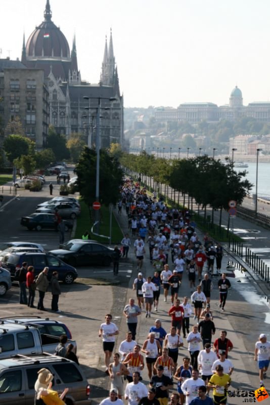 Budapest Maraton maraton futók a rakparton Plus Budapest Marathon, maraton futók a rakparton