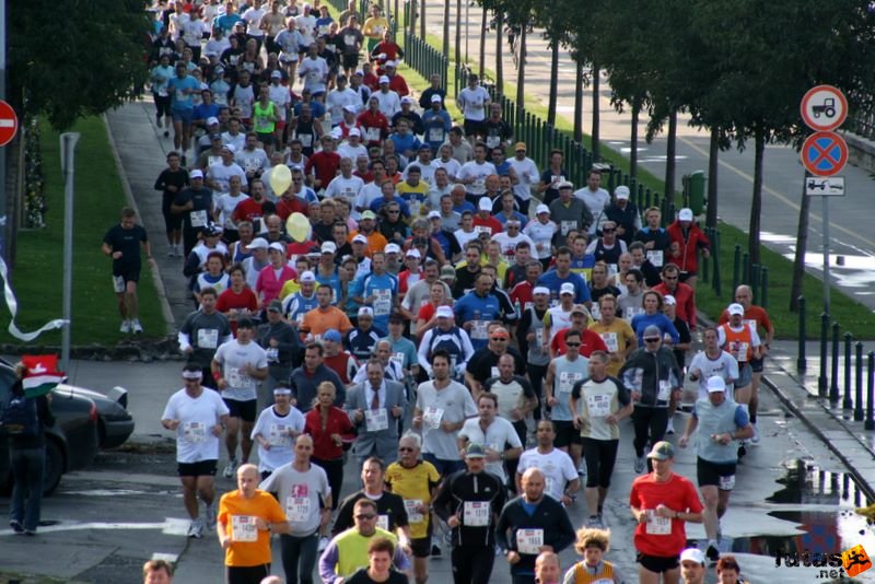 Budapest Marathon hömpölygő maratoni tömeg Budapest Marathon in Hungary,, hömpölygő maratoni tömeg