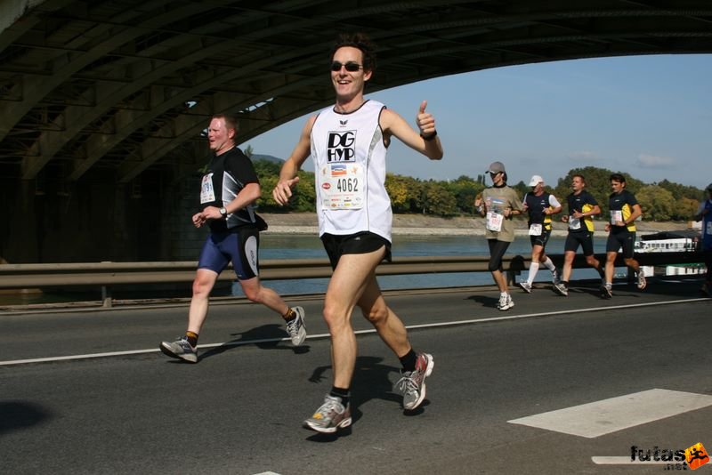 Budapest Marathon in Hungary, budapest marathon runners 9287.jpg