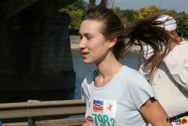 Budapest Maraton futás szélsebesen, lobogó hajjal Plus Budapest Marathon, futás szélsebesen, lobogó hajjal