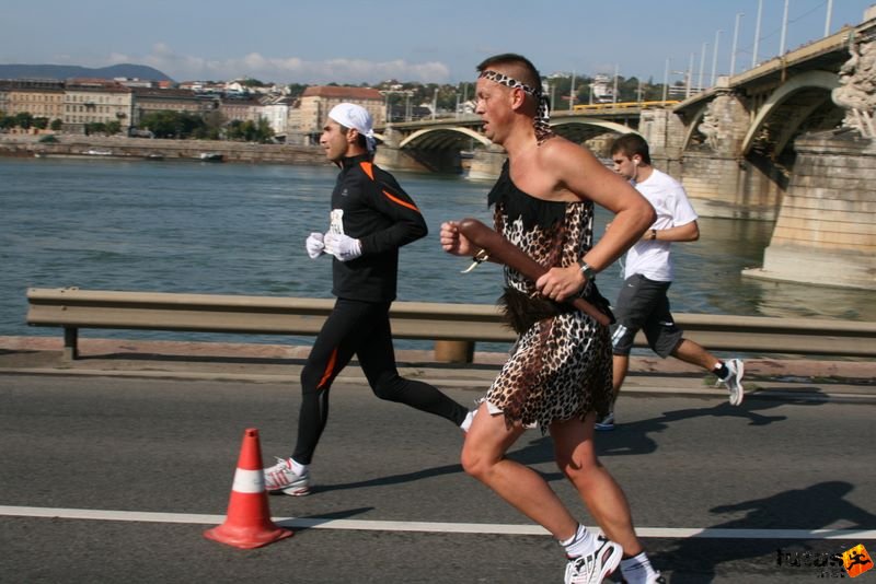 Budapest Maraton ősember, jelmezes maraton futó Plus Budapest Marathon, ősember, jelmezes maraton futó