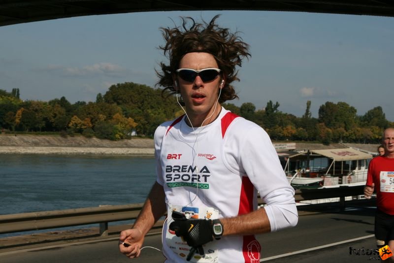 Budapest Marathon in Hungary, budapest marathon runners 9321.jpg