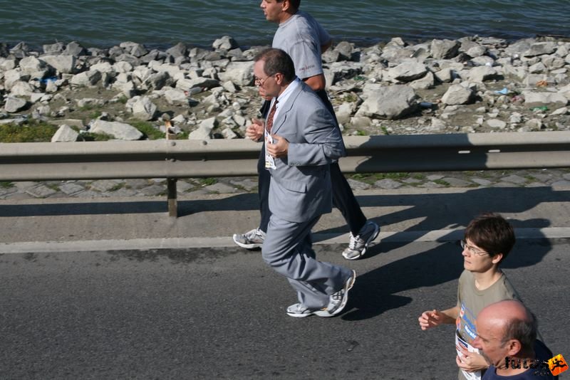Plus Budapest Marathon, futás öltönyben