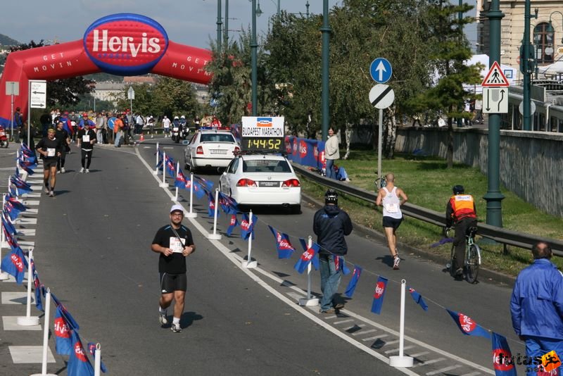 Budapest Marathon in Hungary, budapest marathon runners 9452.jpg