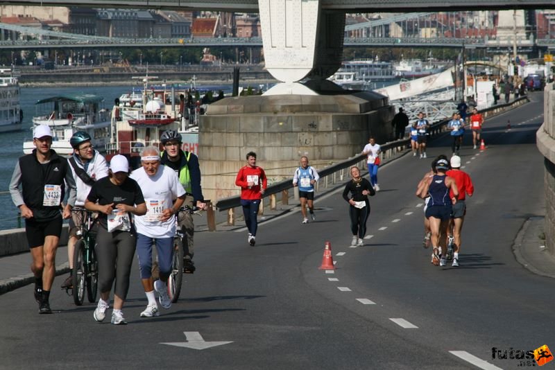 Budapest Marathon futók az Erzsébet híd lábánál Budapest Marathon in Hungary,, futók az Erzsébet híd lábánál