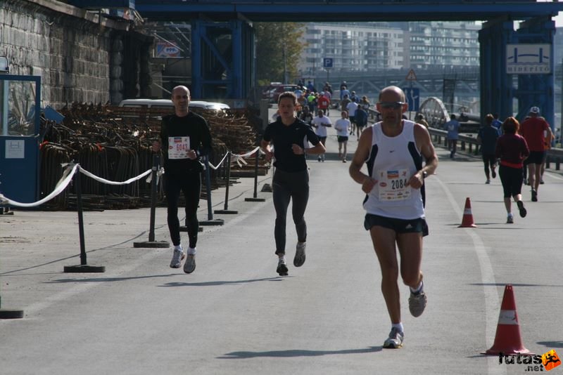 Budapest Marathon in Hungary, budapest marathon runners 9466.jpg