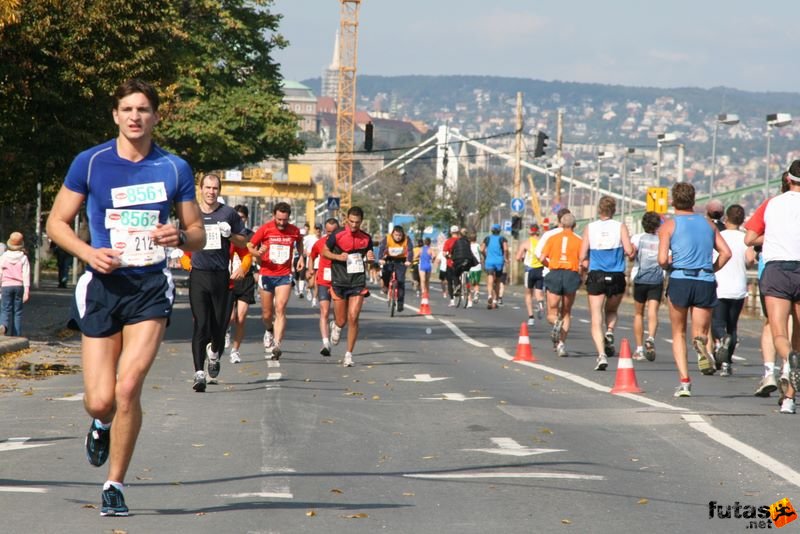 Budapest Marathon in Hungary, budapest marathon runners 9486.jpg