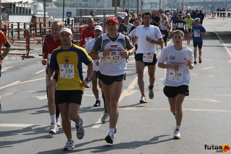 Budapest Marathon in Hungary, budapest marathon runners 9501.jpg