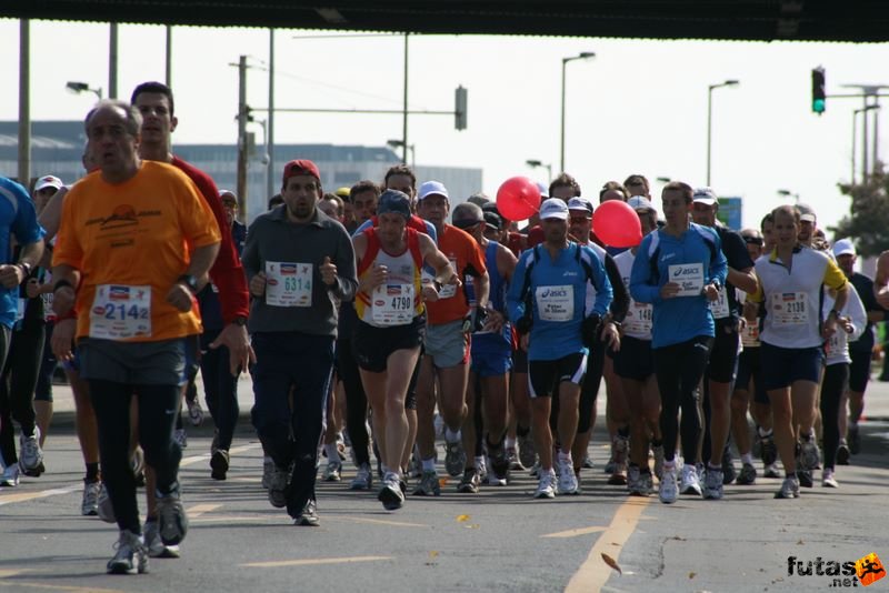 Budapest Marathon futók tömörülnek az iramfutók környékén Budapest Marathon in Hungary,, futók tömörülnek az iramfutók környékén