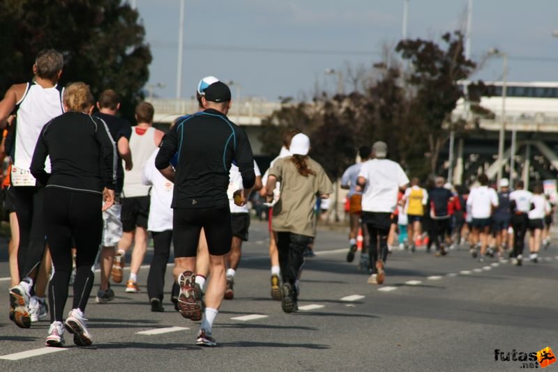 Budapest Marathon in Hungary, budapest marathon runners 9536.jpg