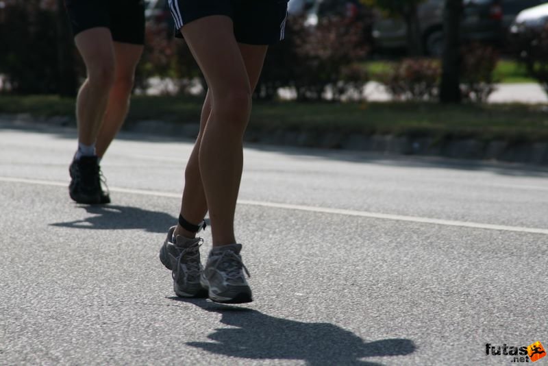 Budapest Maraton futólábak, váltók a lábon viselik a chipet Plus Budapest Marathon, futólábak, váltók a lábon viselik a chipet