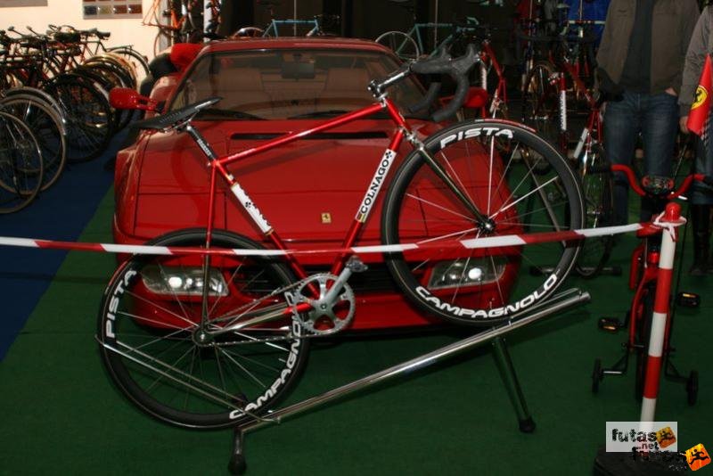Kerékpár kiállítás Bringa Colnago kerékpár a Ferrari előtt colnago olasz kerékpár