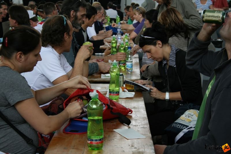 Prága Maraton futás praga_marathon_584.jpg drinking water and b