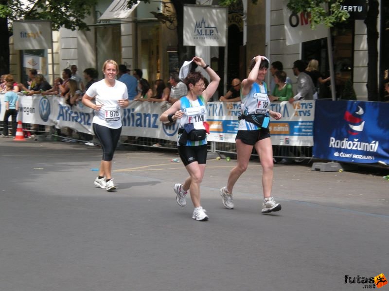 Prága Maraton futás praha_marathon_648.jpg happy marathon runners in Prague