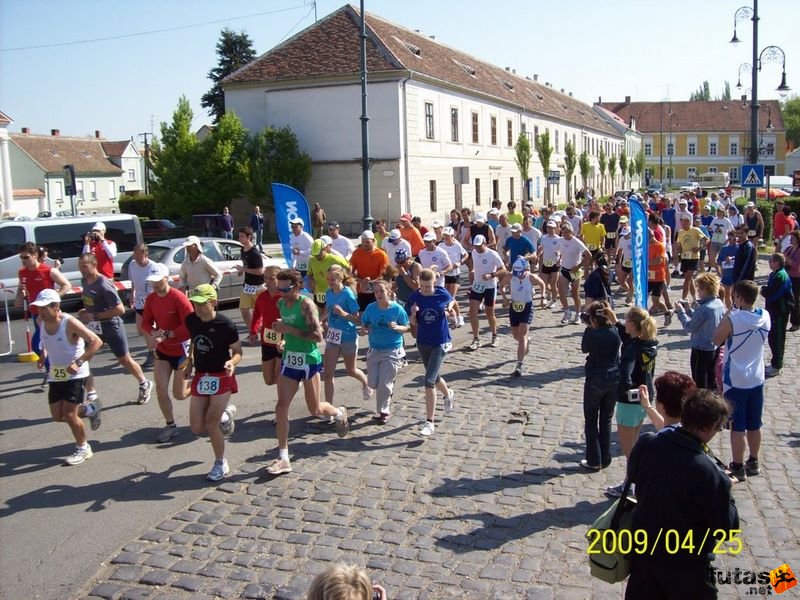 Sárvár futóverseny 61.jpg Sárvári futóverseny rajt