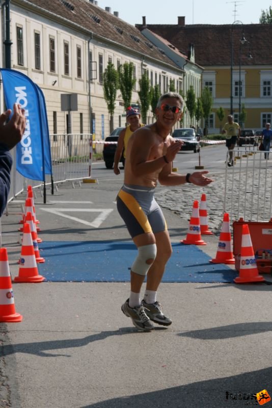 Sárvár 24 órás futók ultra_runners_9128.jpg pecsenye még mindig nem bír az erejével Sárvár 24 órás futók ultrafutás ultra_runners_9128.jpg pecsenye még mindig nem bír az erejével