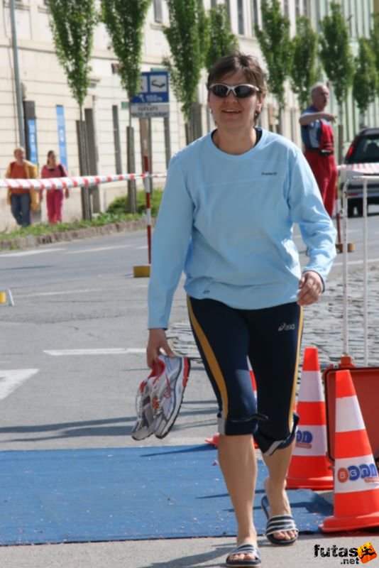 Sárvár 24 órás futók ultrafutás ultra_runners_9215.jpg Anita megszabadult a cipőjétől