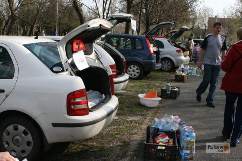 Tóparti Futóparti futáshoz készülve Reggel toparti_futoparti_futas_5500.jpg frissítő pontokhoz induló autók