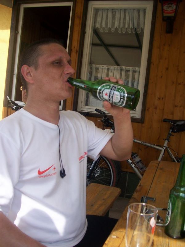 Tóparti futóparti futás 45.jpg Panferik is csatlakozik a sörözőkhöz Tóparti futóparti futás Agárd Velencei-tó 45.jpg Panferik is csatlakozik a sörözőkhöz