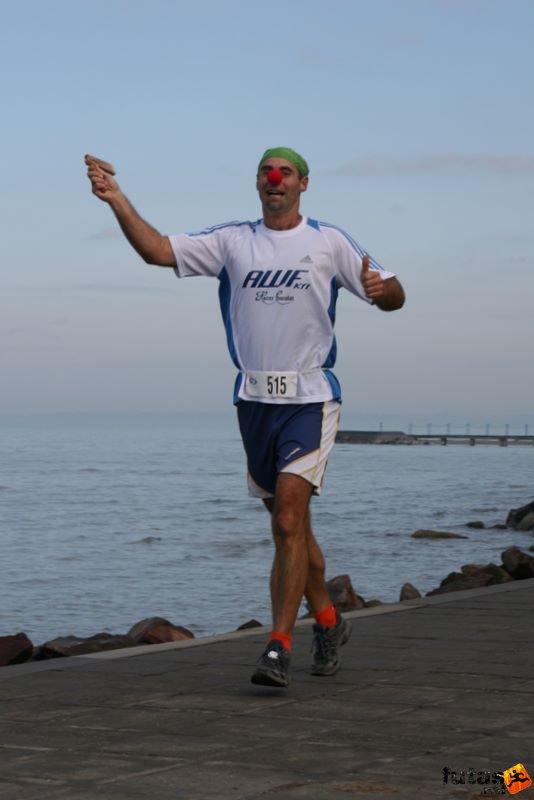 Balaton Maraton harmad maraton Siófok Bombay Zsolt, kereplővel Balaton Maraton 1/3 marathon futás Siófok, Bombay Zsolt, kereplővel