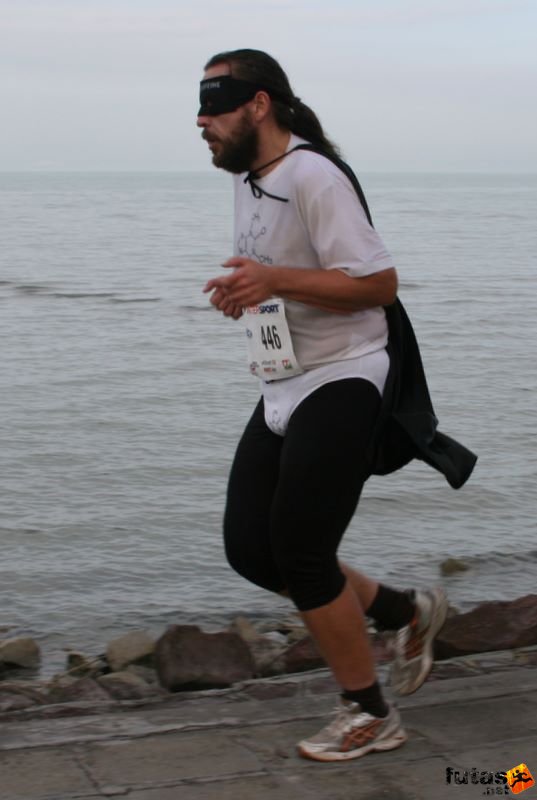 Balaton Maraton harmad maraton Siófok Csótó Mihály, persze rajtszámról könnyő felismerni az álarcos futót Balaton Maraton 1/3 marathon futás Siófok, Csótó Mihály, persze rajtszámról könnyő felismerni az álarcos futót