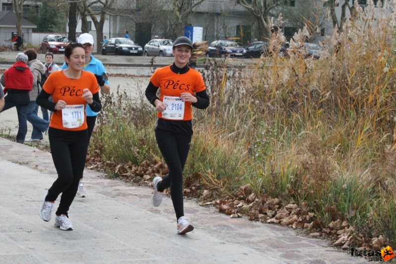 Balaton Maraton félmaraton Siófok pécsi futó lányok: Kaláth Mónika, Horváth Judit Intersport Balaton Maraton félmaraton Siófok, pécsi futó lányok: Kaláth Mónika, Horváth Judit