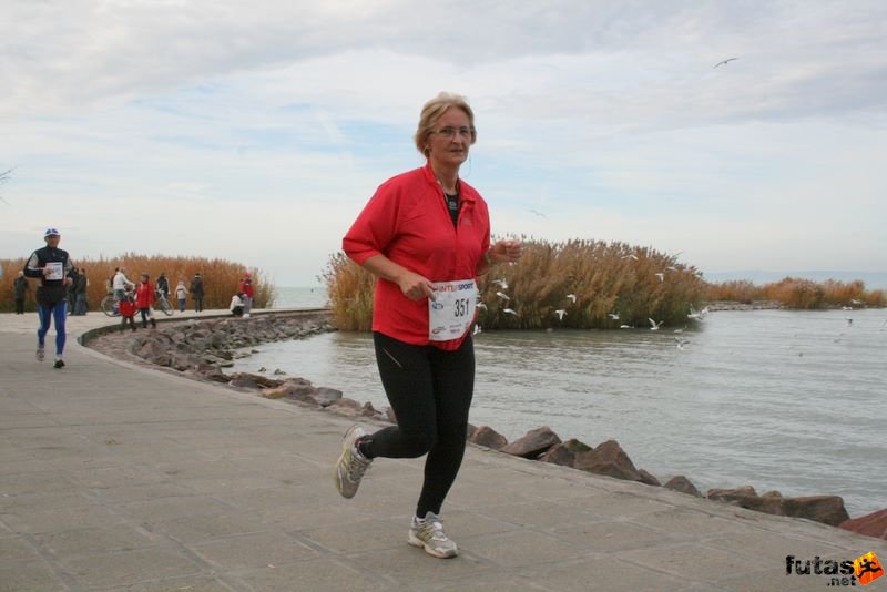 Balaton Maraton félmaraton Siófok Szabóné Huszár Erika, Hirös Futó Klub Balaton Maraton félmaraton futás Siófok, Szabóné Huszár Erika, Hirös Futó Klub
