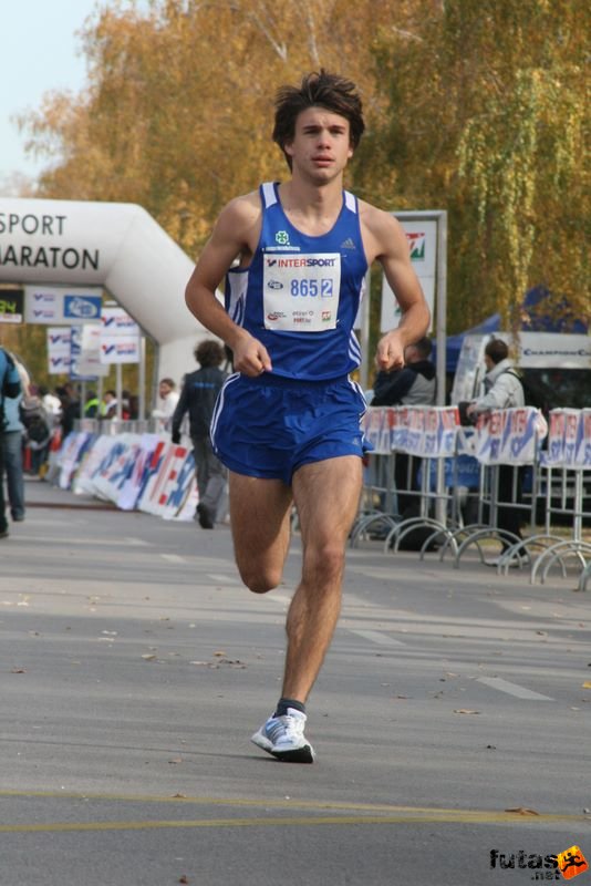 Balaton Maraton félmaraton Siófok félmaraton váltó 2. futó az élen, talajfogás átgördülés külső lábélen Balaton Maraton félmaraton futás Siófok, félmaraton váltó 2. futó az élen, talajfogás átgördülés külső lábélen