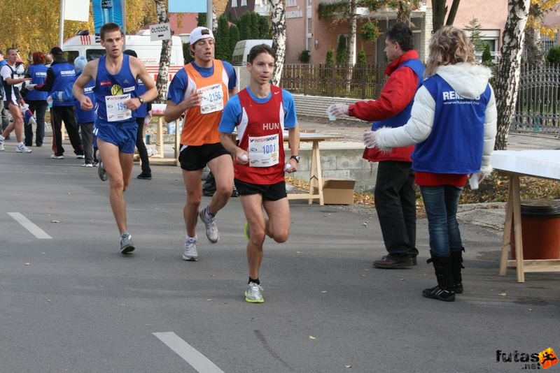 Balaton Maraton félmaraton Siófok Szabó Gabi vezető pozícióban Sashegyi Gepárdok Balaton Maraton félmaraton futás Siófok, Szabó Gabi vezető pozícióban Sashegyi Gepárdok