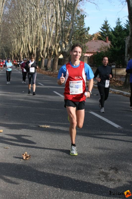 Balaton Maraton félmaraton Siófok Szabó Gábor profi futó harmadik levezető köre, lekörözte a mezőnyt Félmaraton futás Balaton Maraton Siófok, Szabó Gábor profi futó harmadik levezető köre, lekörözte a mezőnyt