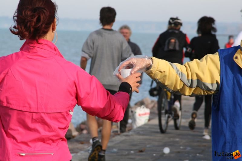 Balaton Maraton félmaraton Siófok pohár átvétel, víz frissítés a félmaratonon Félmaraton futás Balaton Maraton Siófok, pohár átvétel, víz frissítés a félmaratonon