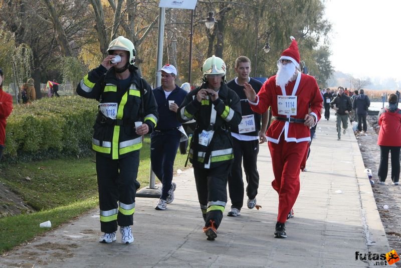 Balaton Maraton félmaraton Siófok Mikulás és a Tűzoltóság együtt fut a félmaratonon Félmaraton futás Balaton Maraton Siófok, Mikulás és a Tűzoltóság együtt fut a félmaratonon