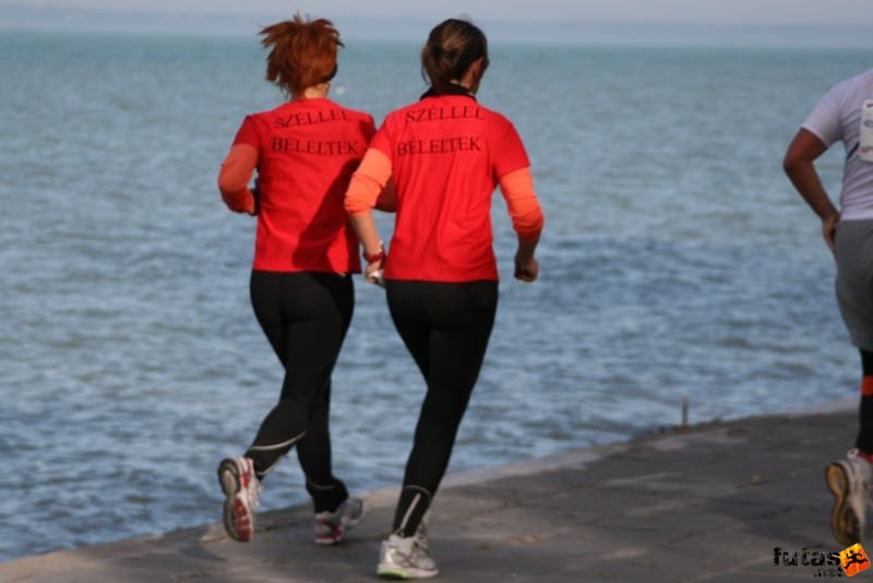 Balaton Maraton félmaraton Siófok futók: széllel béleltek Félmaraton futás Balaton Maraton Siófok, futók: széllel béleltek