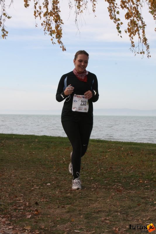 Balaton Maraton félmaraton Siófok Esztergomi Futóművek, Gőbölös-Szabó Julianna Félmaraton futás Balaton Maraton Siófok, Esztergomi Futóművek, Gőbölös-Szabó Julianna