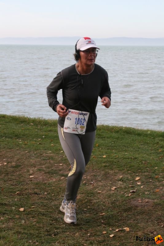 Balaton Maraton félmaraton Siófok Péntek Andrea, Napraforgó Futóklub, Szeged Balaton Maraton Siófok félmaraton futás, Péntek Andrea, Napraforgó Futóklub, Szeged