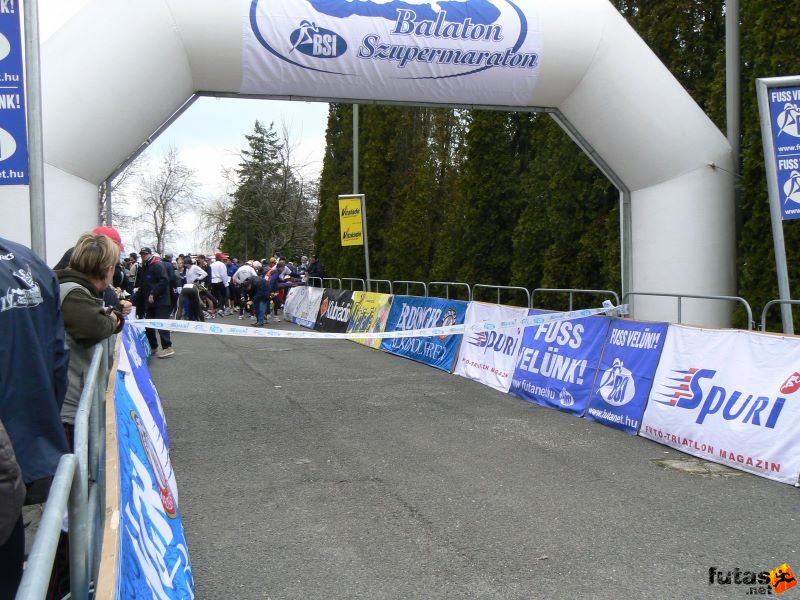 Balaton Szupermaraton futóverseny balaton_szupermaraton_390.jpg Balaton Szupermaraton rajtkapu Siófok Balaton Szupermaraton ultramarathon futóverseny, Balaton Szupermaraton rajtkapu Siófok