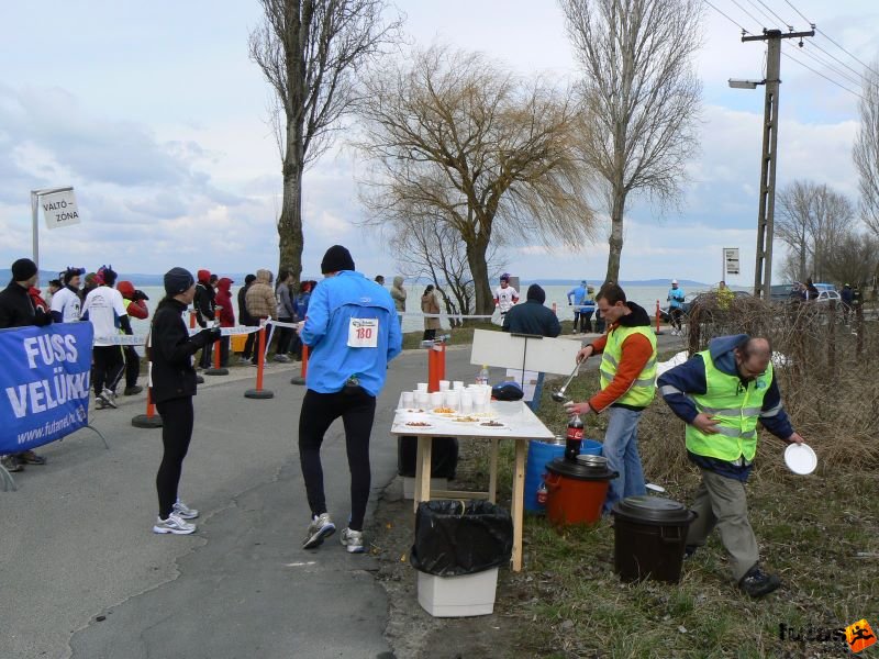 Balaton Szupermaraton futóverseny balaton_szupermaraton_441.jpg frissítő állomás Balaton Szupermaraton ultramarathon futóverseny, frissítő állomás