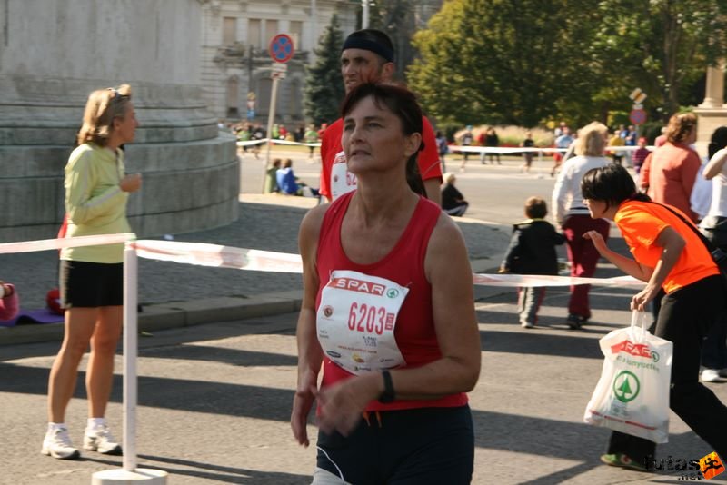 Spar Budapest Maraton 2009 Váliné Nagy Zsuzsanna Spar Budapest Maraton Running Spar Budapest Marathon Heroes' Square, Váliné Nagy Zsuzsanna