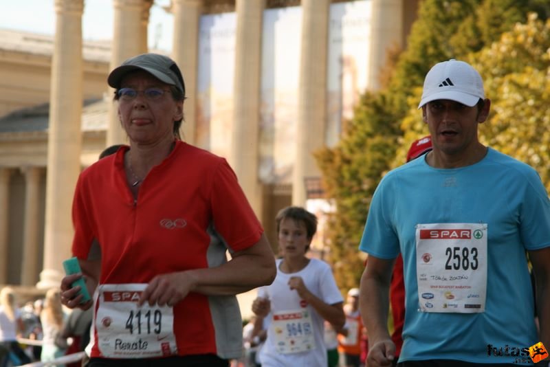 Spar Budapest Maraton 2009 Hölter Renate - Gifhorn, Török Zoltán Spar Budapest Maraton Running Spar Budapest Marathon Heroes' Square, Hölter Renate - Gifhorn, Török Zoltán